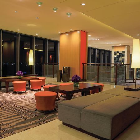 Holiday Inn & Suites Makati By Ihg Makati City Exterior foto Lobby