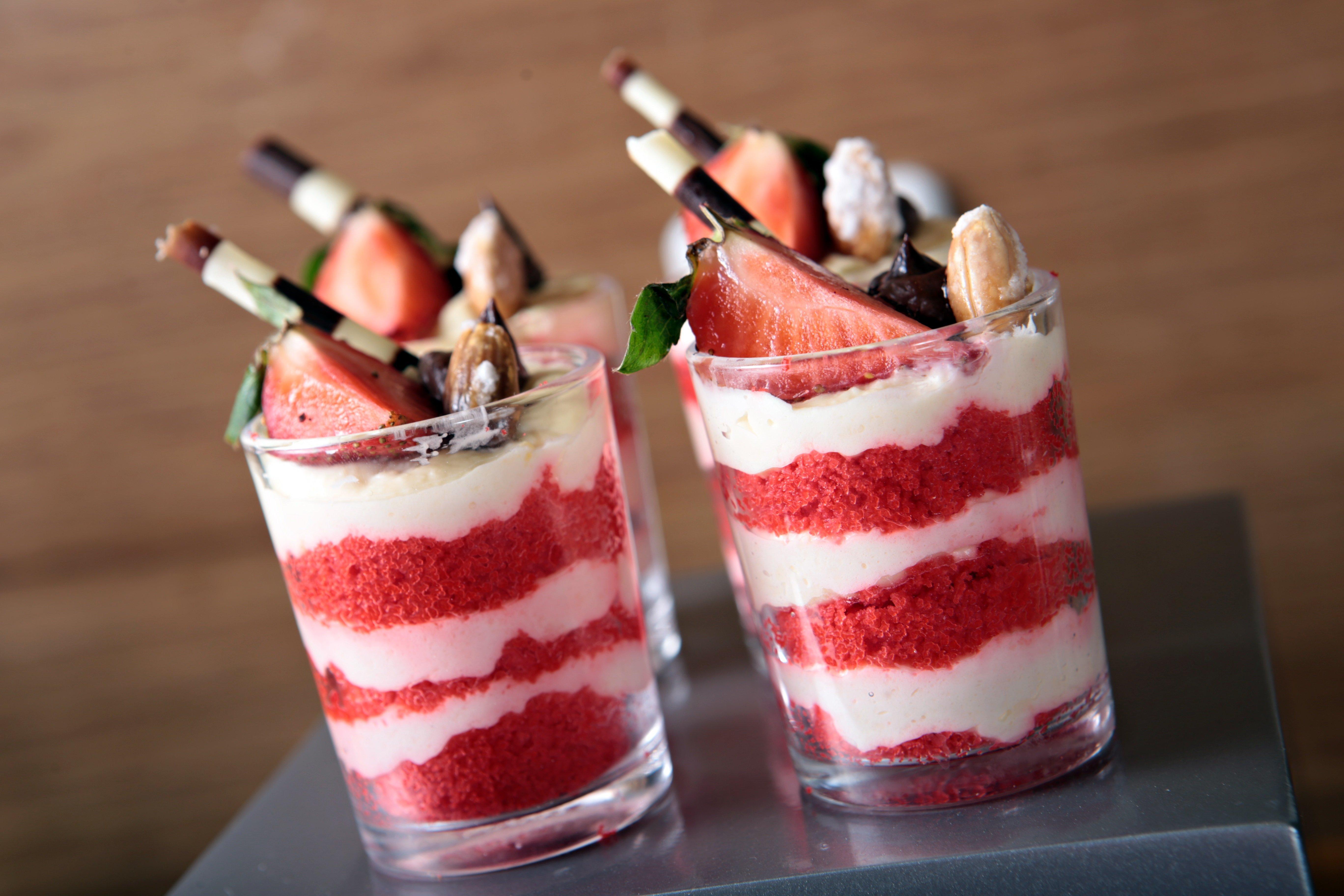 Holiday Inn & Suites Makati By Ihg Makati City Exterior foto A strawberry parfait