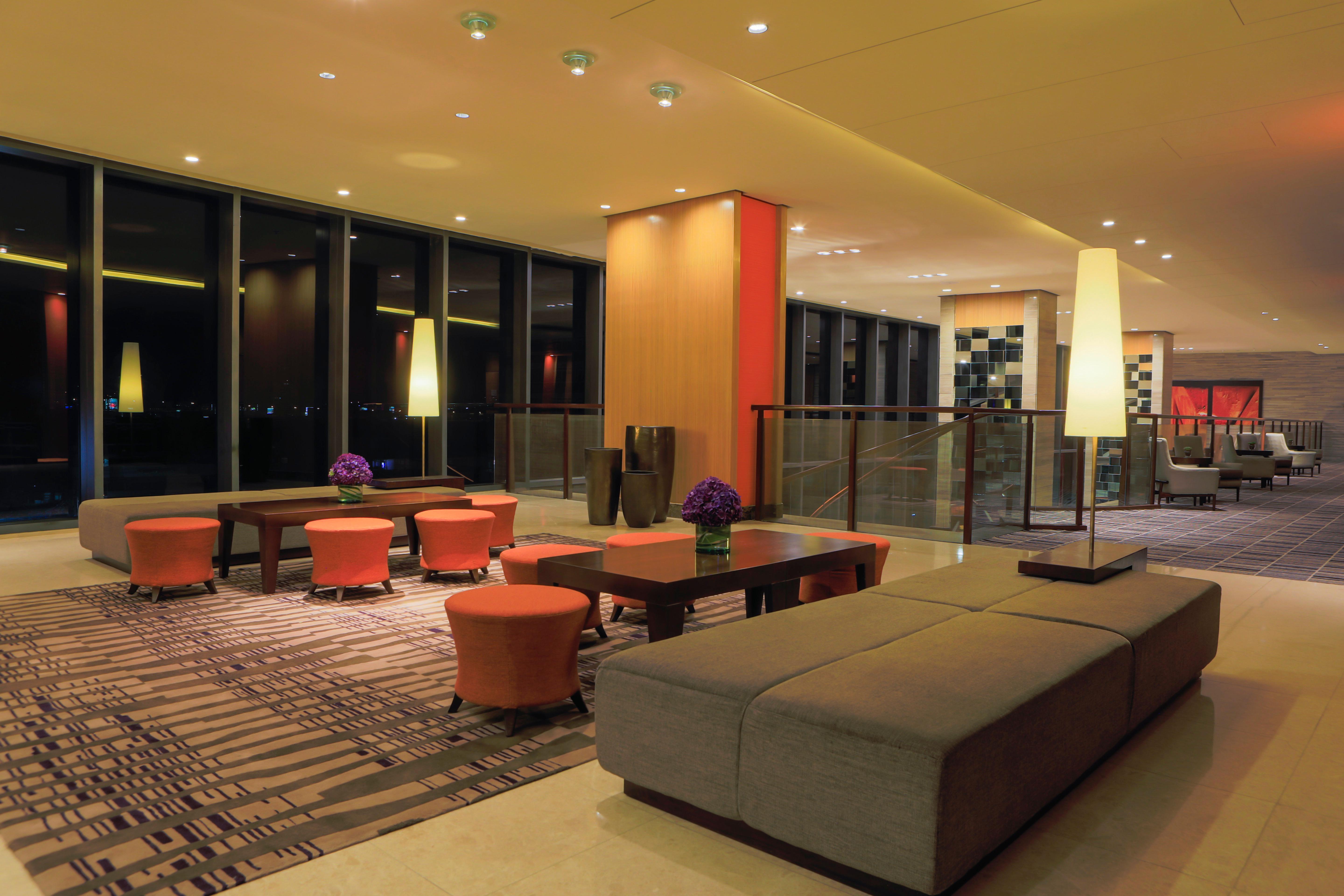 Holiday Inn & Suites Makati By Ihg Makati City Exterior foto Lobby