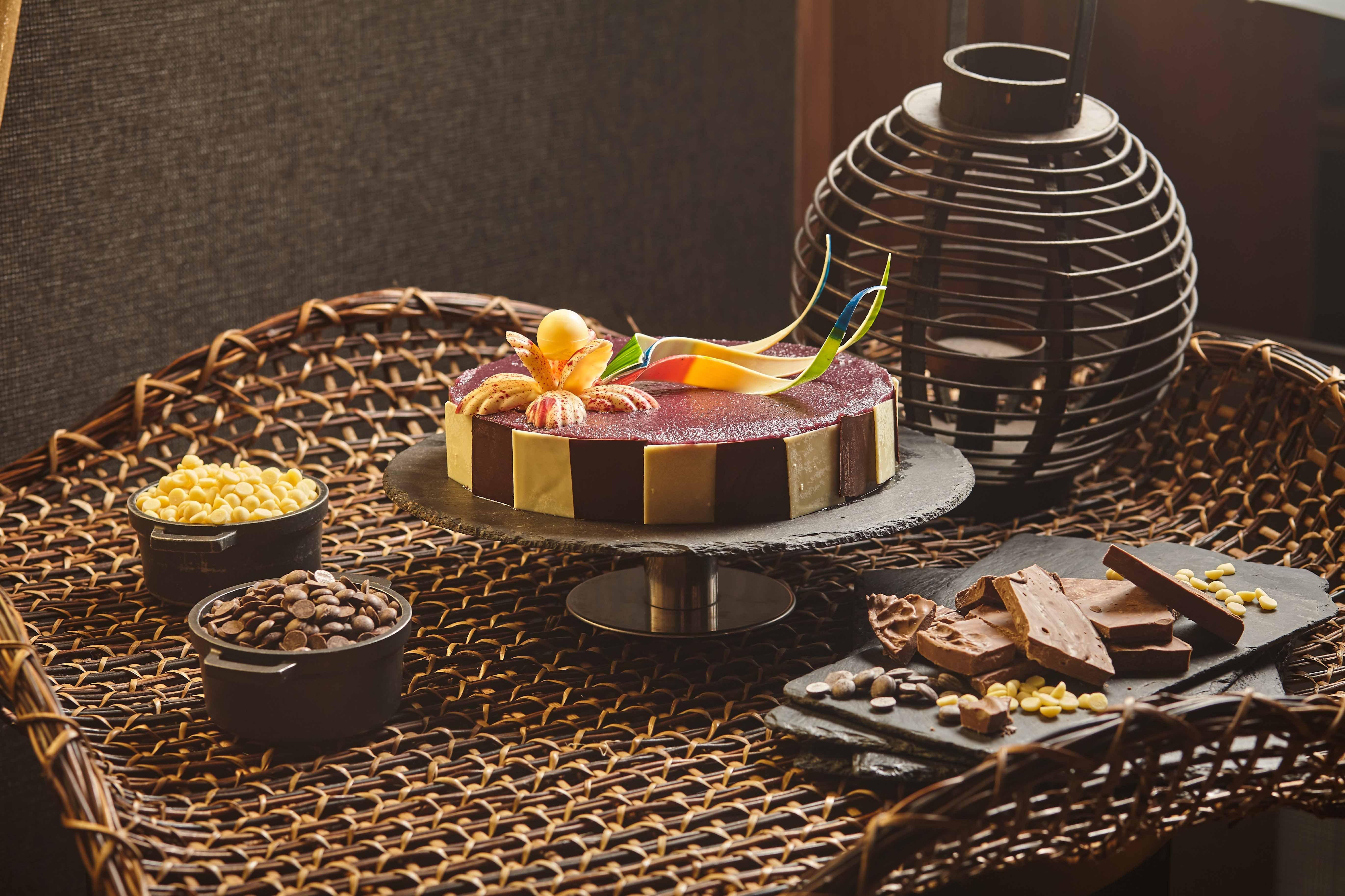Holiday Inn & Suites Makati By Ihg Makati City Exterior foto A chocolate cake