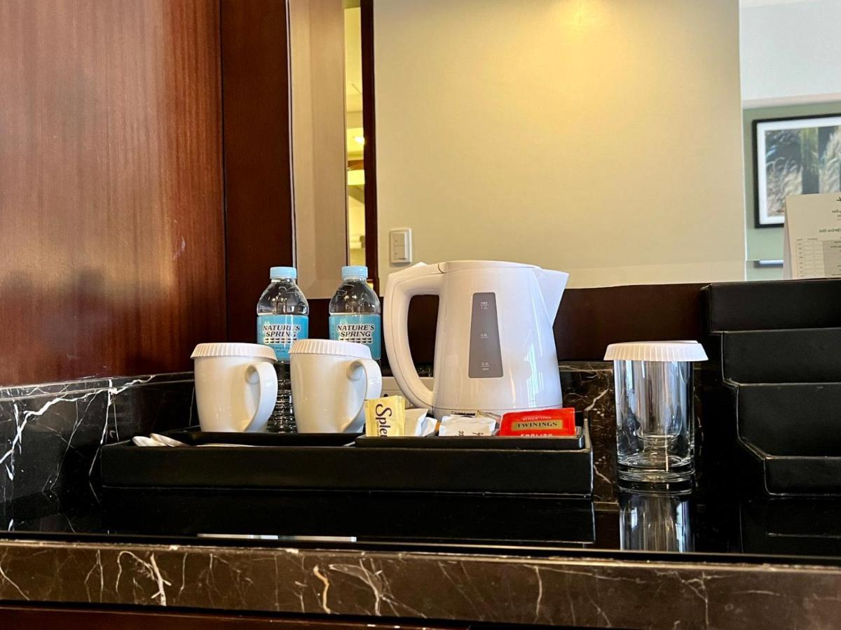 Holiday Inn & Suites Makati By Ihg Makati City Exterior foto A kettle and a water jug in a hotel room