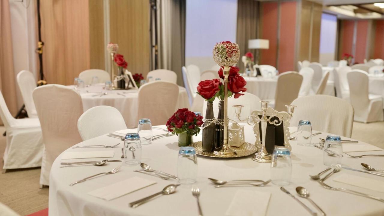 Holiday Inn & Suites Makati By Ihg Makati City Exterior foto A table set for a formal dinner