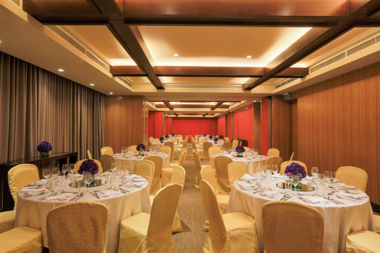 Holiday Inn & Suites Makati By Ihg Makati City Exterior foto The ballroom