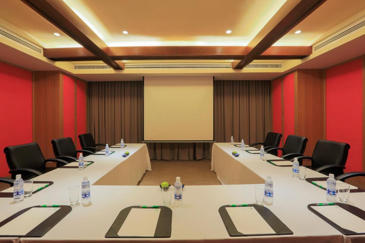 Holiday Inn & Suites Makati By Ihg Makati City Exterior foto Meeting room