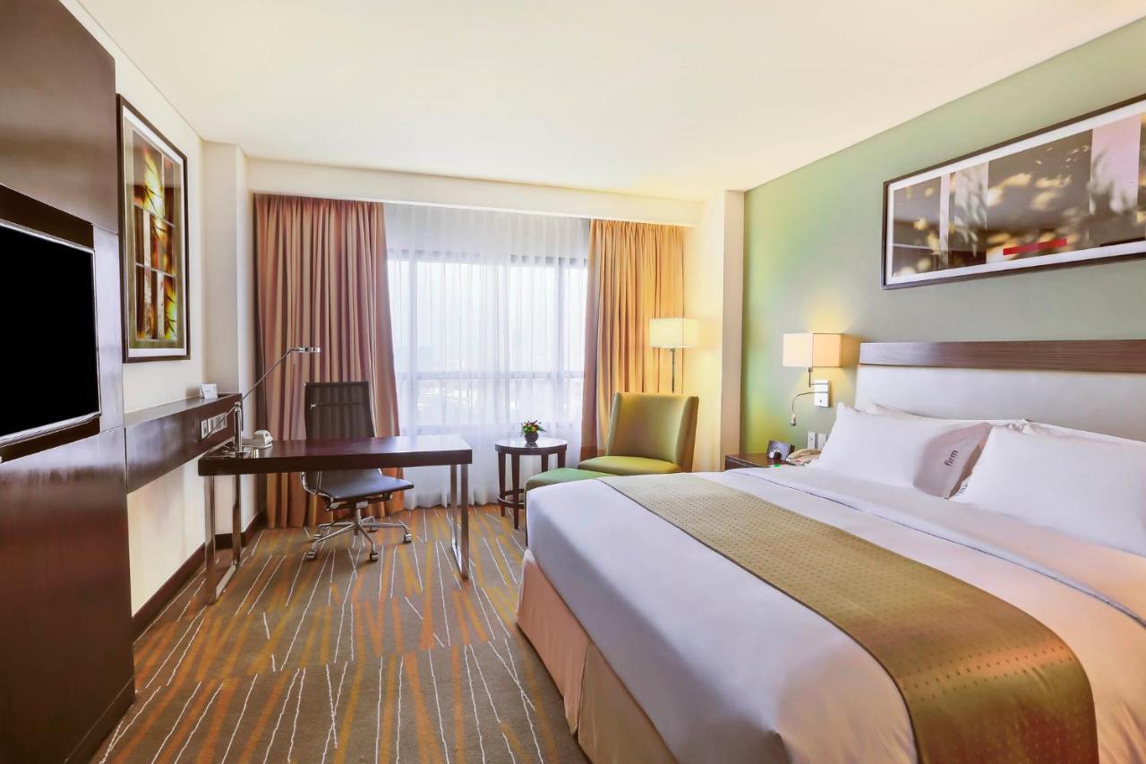 Holiday Inn & Suites Makati By Ihg Makati City Exterior foto A typical room at the hotel
