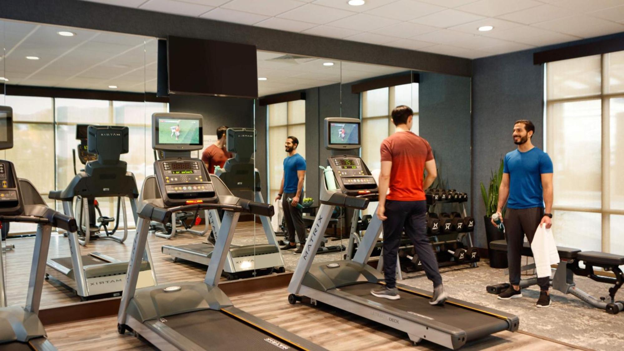 Holiday Inn & Suites Makati By Ihg Makati City Exterior foto The gym at the hotel