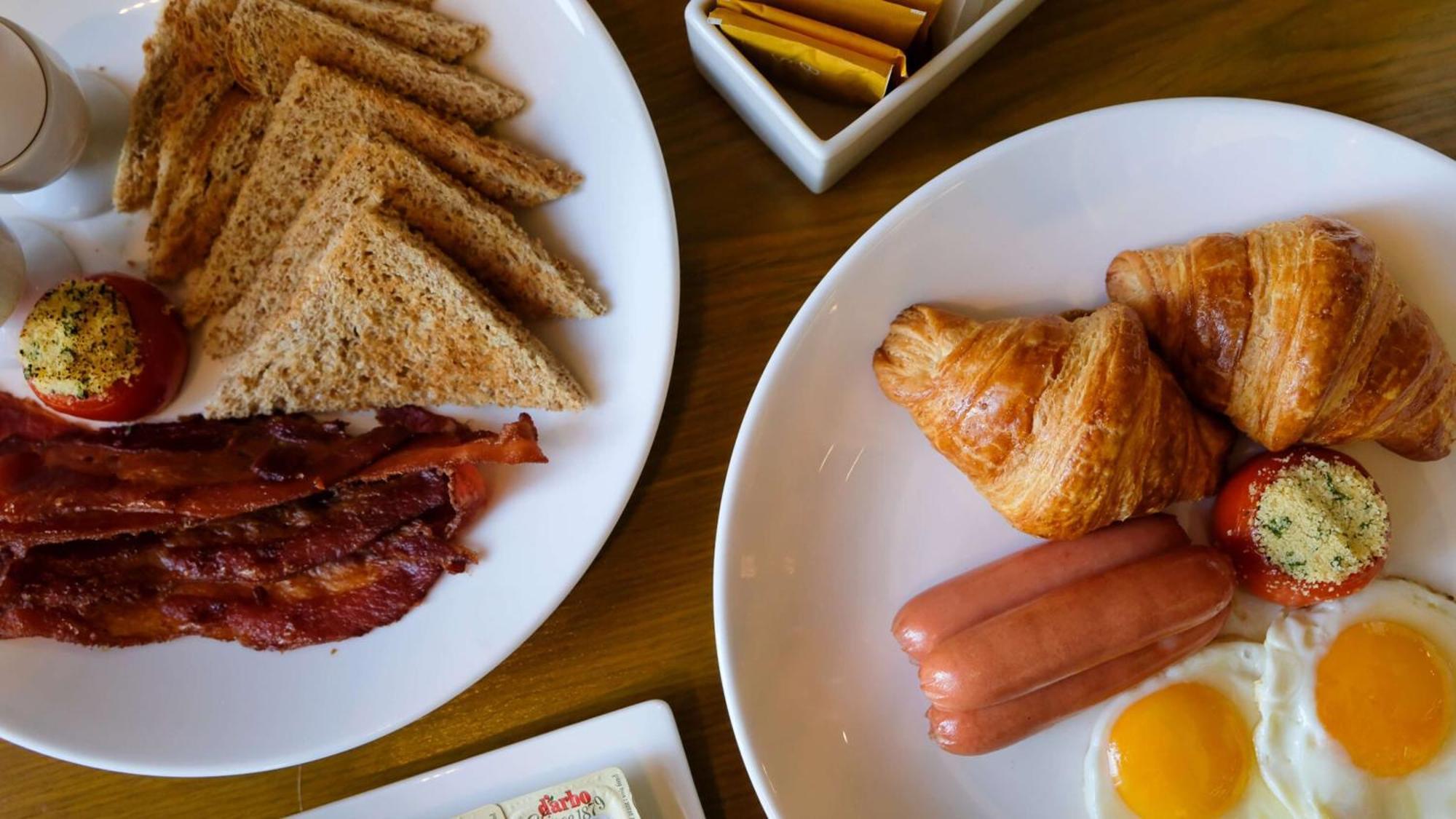 Holiday Inn & Suites Makati By Ihg Makati City Exterior foto Croissants and sausages