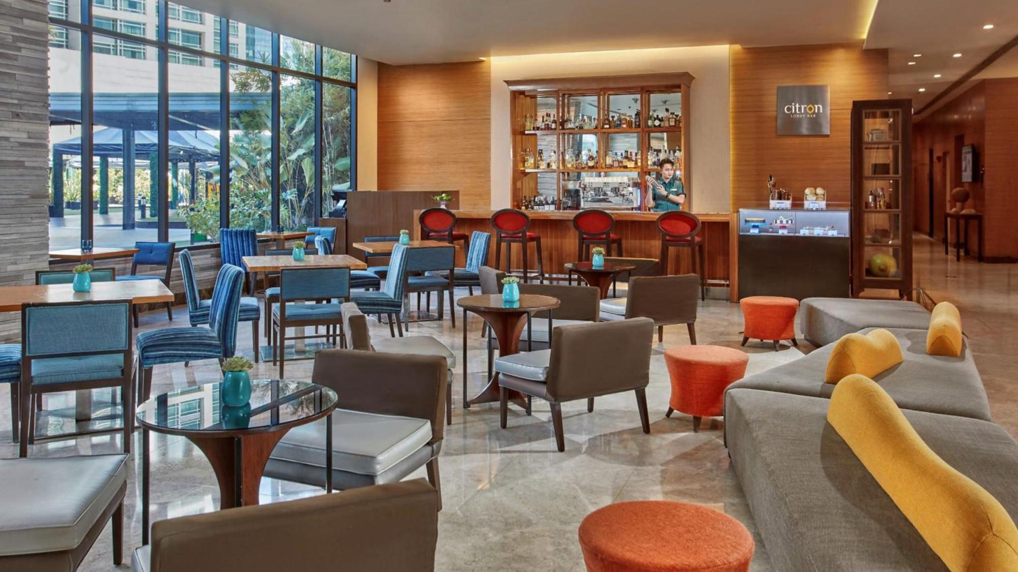 Holiday Inn & Suites Makati By Ihg Makati City Exterior foto The lounge at the hotel