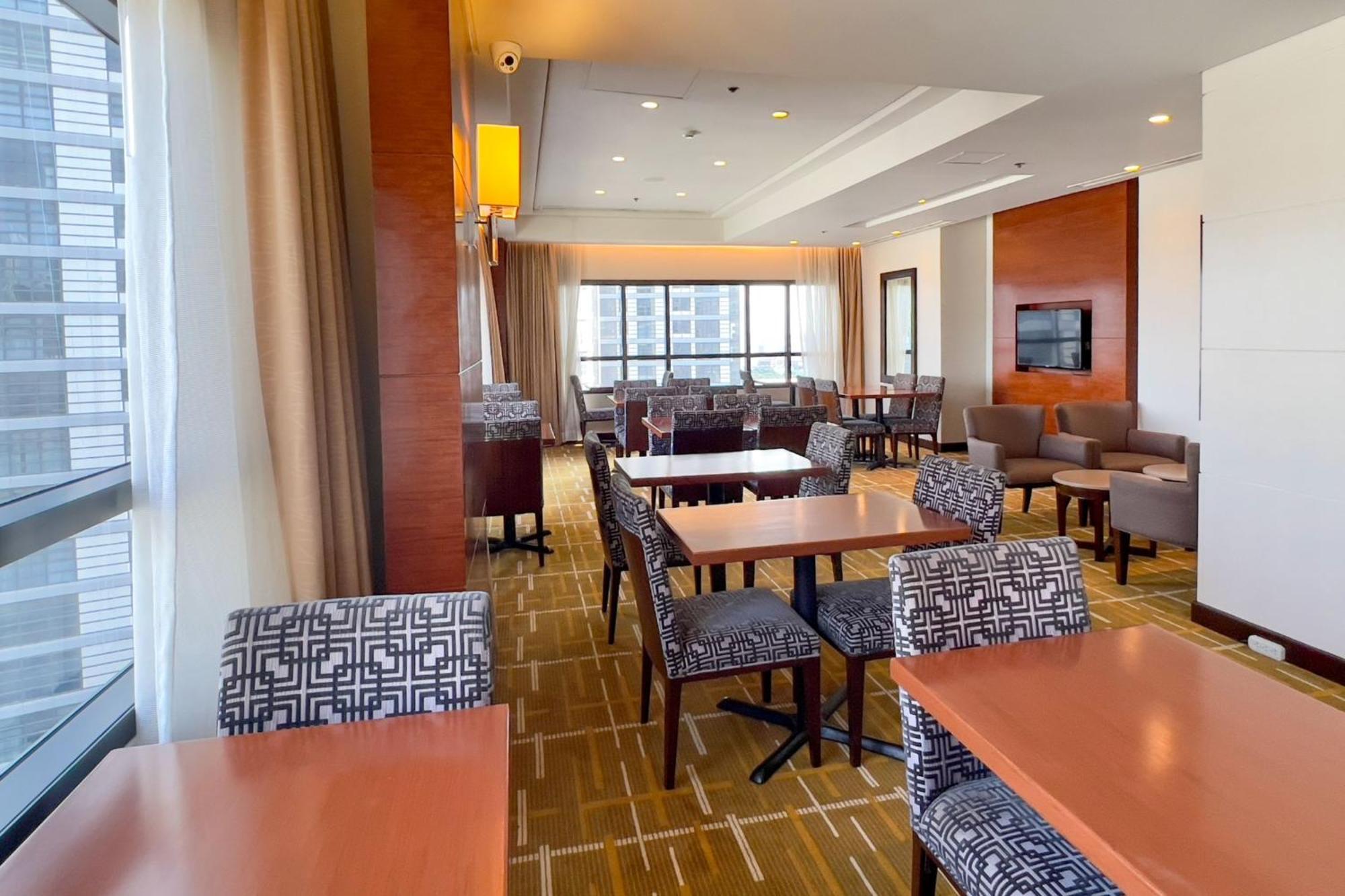 Holiday Inn & Suites Makati By Ihg Makati City Exterior foto Clubroom at the 100 North Main