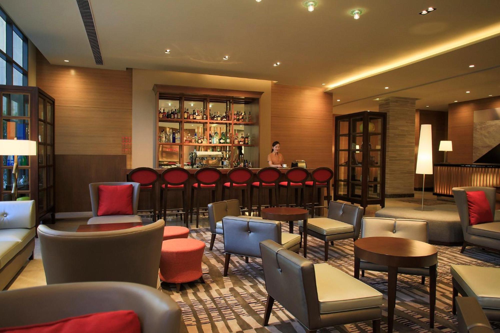 Holiday Inn & Suites Makati By Ihg Makati City Exterior foto The bar at the lobby