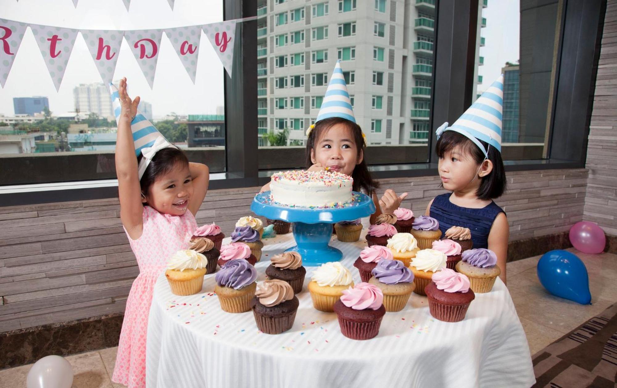 Holiday Inn & Suites Makati By Ihg Makati City Exterior foto